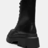 Schnürbare, voluminöse Stiefel