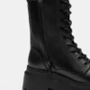 Schnürbare, voluminöse Stiefel
