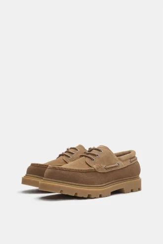 Schuhe aus Leder mit klobiger Sohle Schuhe aus Leder mit klobiger Sohle