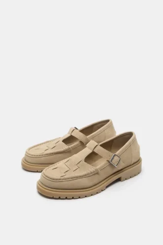 Schuhe aus Leder mit Schnallendetail Schuhe aus Leder mit Schnallendetail