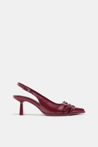 Schuhe mit Absatz und Schnallen