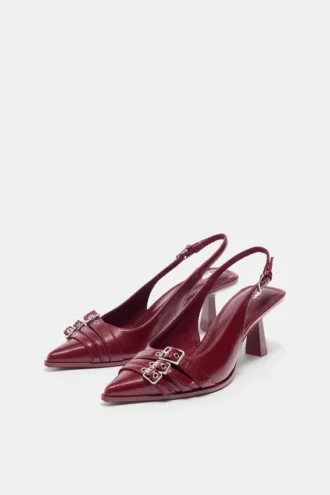 Schuhe mit Absatz und Schnallen