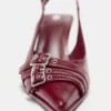 Schuhe mit Absatz und Schnallen