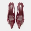 Schuhe mit Absatz und Schnallen