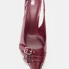 Schuhe mit Absatz und Schnallen