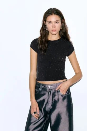 Schwarzes T-Shirt mit Strasssteinen