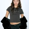 Schwarzes T-Shirt mit Strasssteinen Schwarzes T-Shirt mit Strasssteinen