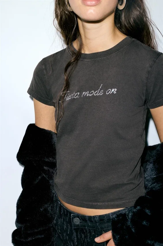 Schwarzes T-Shirt mit Strasssteinen Schwarzes T-Shirt mit Strasssteinen