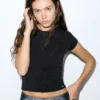 Schwarzes T-Shirt mit Strasssteinen Schwarzes T-Shirt mit Strasssteinen