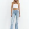Skinny-Jeans mit ausgestelltem Bein