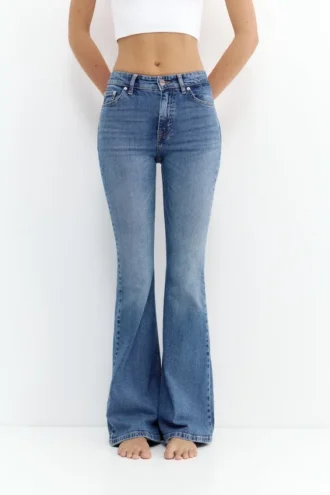 Skinny-Jeans mit ausgestelltem Bein