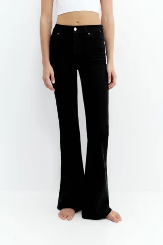 Skinny-Jeans mit ausgestelltem Bein