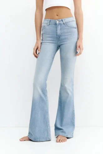 Skinny-Jeans mit ausgestelltem Bein