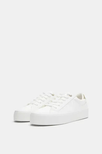 Sneaker mit klobiger Sohle und Detail Sneaker mit klobiger Sohle und Detail