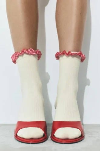 Socken mit Spitzenbesatz