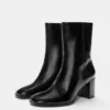 Stiefel mit hohem Absatz Stiefel mit hohem Absatz