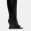 Stiefel mit hohem Keilabsatz