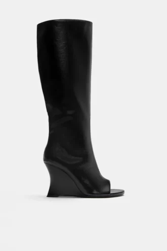 Stiefel mit hohem Keilabsatz
