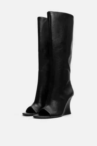 Stiefel mit hohem Keilabsatz