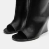 Stiefel mit hohem Keilabsatz