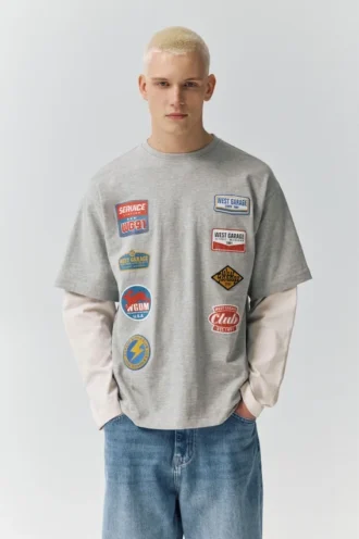 T-Shirt mit doppelten Ärmeln und Aufnähern