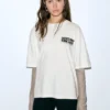 T-Shirt mit doppelten Ärmeln und Slogan T-Shirt mit doppelten Ärmeln und Slogan