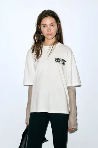 T-Shirt mit doppelten Ärmeln und Slogan