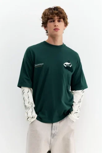 T-Shirt mit Grafik auf beiden Ärmeln