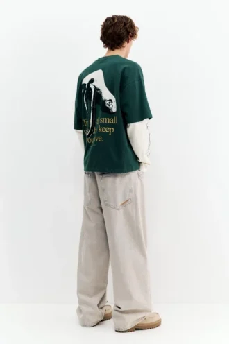 T-Shirt mit Grafik auf beiden Ärmeln