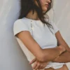 T-Shirt mit Knopfdetail T-Shirt mit Knopfdetail