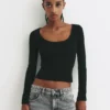 T-Shirt mit Rundhalsausschnitt und gerippten Säumen T-Shirt mit Rundhalsausschnitt und gerippten Säumen