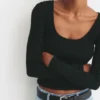 T-Shirt mit Rundhalsausschnitt und gerippten Säumen T-Shirt mit Rundhalsausschnitt und gerippten Säumen