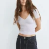 T-Shirt mit V-Ausschnitt T-Shirt mit V-Ausschnitt