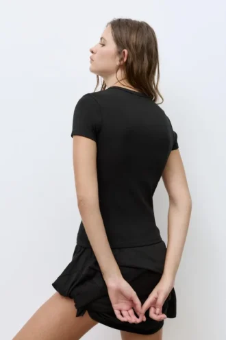 Tailliertes Kurzarm-T-Shirt