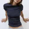 Tailliertes Kurzarm-T-Shirt Tailliertes Kurzarm-T-Shirt
