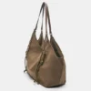 Tote-Tasche aus Kunstleder mit Riemendetails Tote-Tasche aus Kunstleder mit Riemendetails