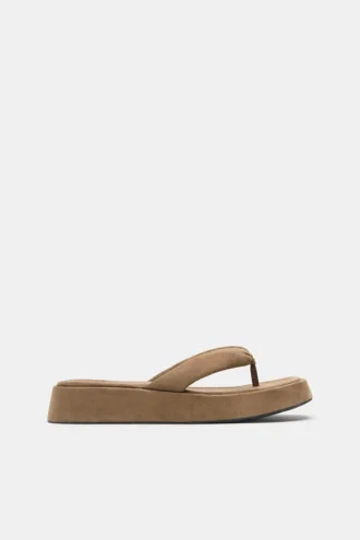 Voluminöse flache Sandalen