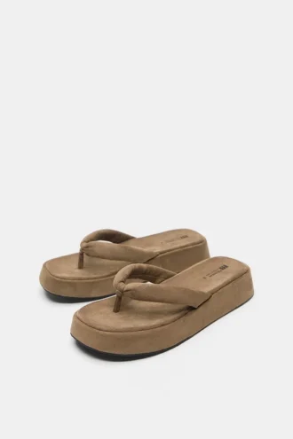 Voluminöse flache Sandalen