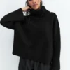Weicher Strickpullover mit hohem Kragen Weicher Strickpullover mit hohem Kragen