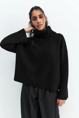 Weicher Strickpullover mit hohem Kragen Weicher Strickpullover mit hohem Kragen