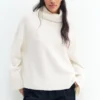Weicher Strickpullover mit hohem Kragen Weicher Strickpullover mit hohem Kragen