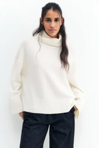 Weicher Strickpullover mit hohem Kragen Weicher Strickpullover mit hohem Kragen