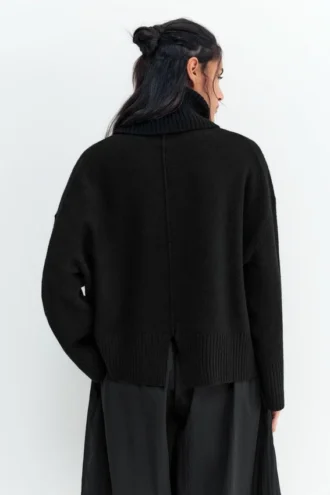 Weicher Strickpullover mit hohem Kragen Weicher Strickpullover mit hohem Kragen