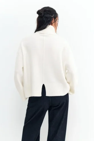Weicher Strickpullover mit hohem Kragen Weicher Strickpullover mit hohem Kragen