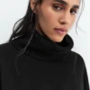 Weicher Strickpullover mit hohem Kragen Weicher Strickpullover mit hohem Kragen