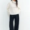 Weicher Strickpullover mit hohem Kragen Weicher Strickpullover mit hohem Kragen