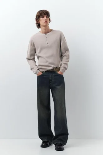 Weit geschnittene Jeans mit kontrastierendem Bund
