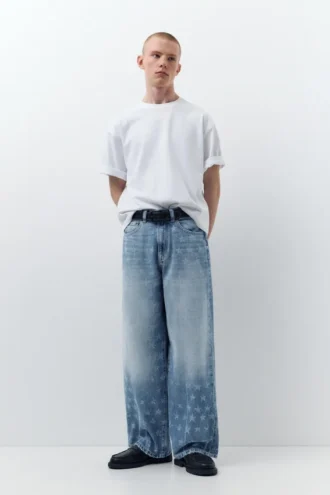 Weite Jeans mit Sternenprint