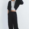 Weite Trainingshose mit verstellbarem Saum Weite Trainingshose mit verstellbarem Saum