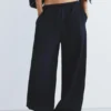 Weite Trainingshose mit verstellbarem Saum Weite Trainingshose mit verstellbarem Saum